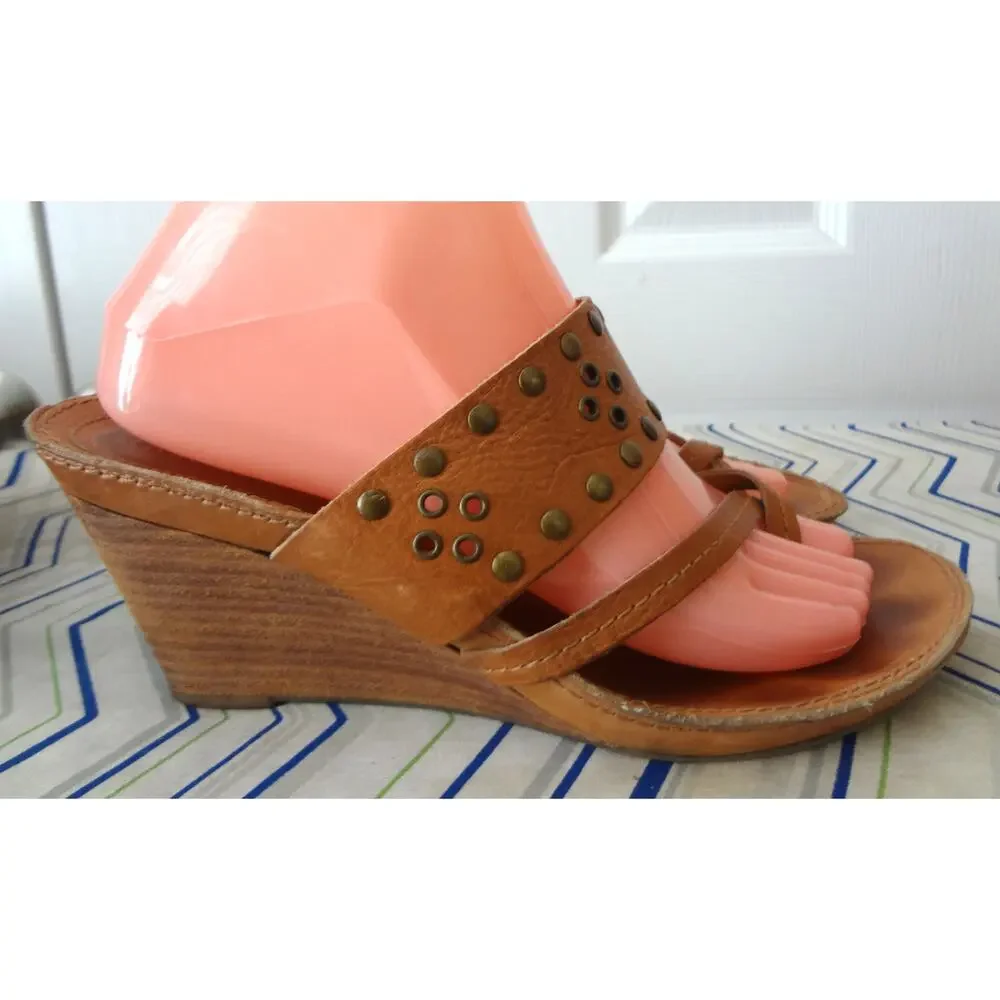 Vintage Y2K Gianni Bini Isabel 8.5 Tan Studded Wedge Sandals Toe Loop Slip On